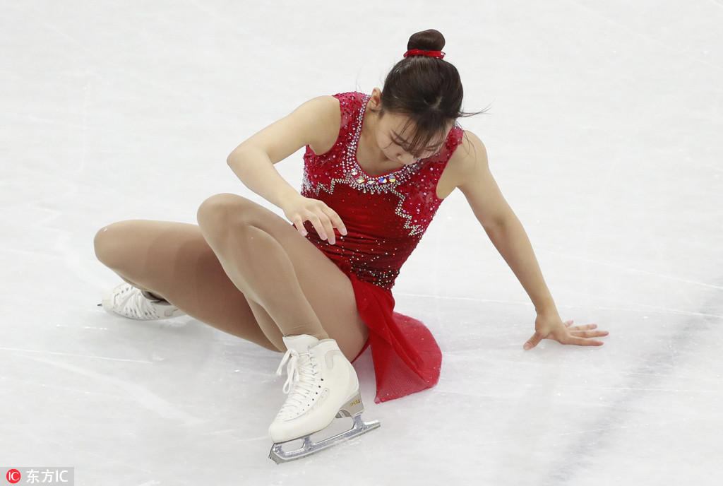 双人滑表演失误摔倒 韩国女孩泪洒赛场