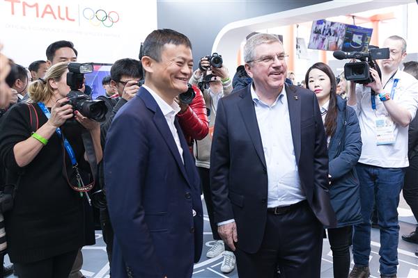 马云带国际奥委会主席体验天猫虚拟试衣镜 巴赫给跪了