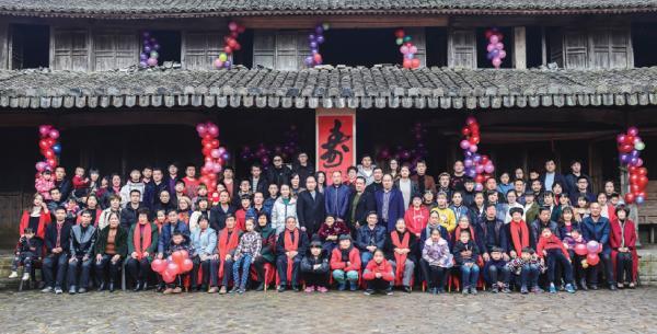 105人拍五代同堂全家福年龄落差103岁