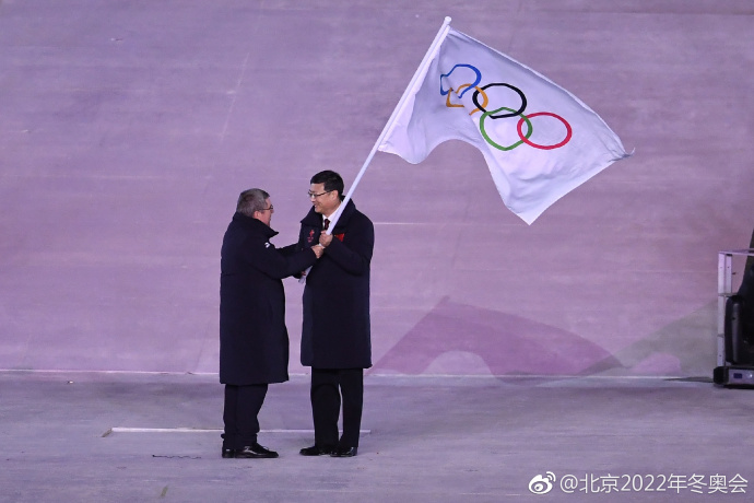 北京市长陈吉宁从国际奥委会主席手中接过五环旗