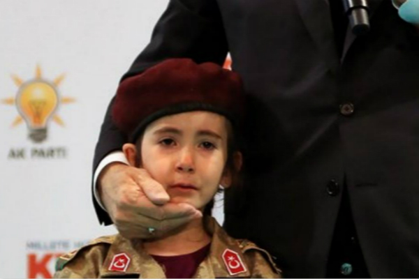土耳其总统吓哭小女孩：如果你殉国 会以你为荣