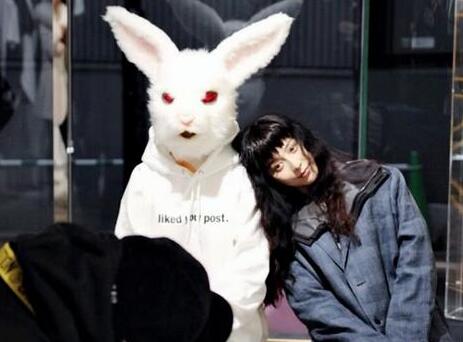 范冰冰换新发型拍照 同框兔子玩偶的眼睛好吓人！