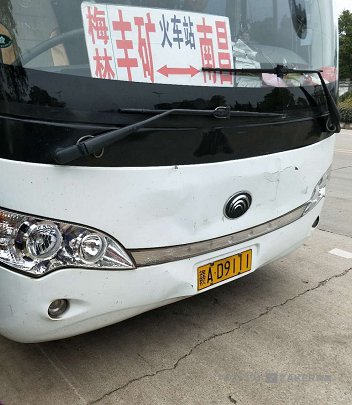 开车玩手机?南昌港汽车公司客运大巴司机被举