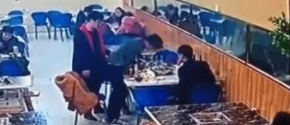 男子醉酒一头扎进火锅 躺地惨叫不止