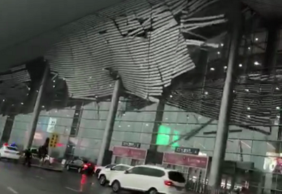 南昌昌北机场屋檐装饰材料遭大风吹下 航班未