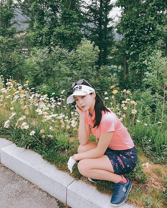 女子韩巡瓷娃娃——seo young kim