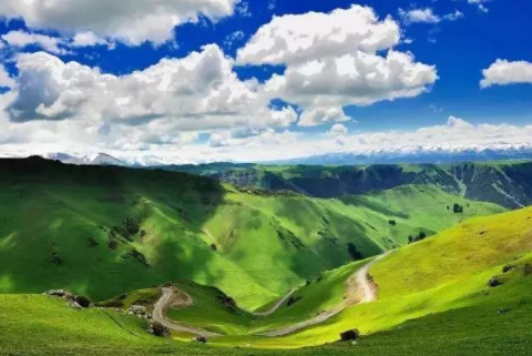 新疆天山脚下的独库公路：此生必走一次的景观大道