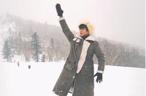 王俊凯首创“跳雪运动” 一头扎进雪地演绎倒栽葱
