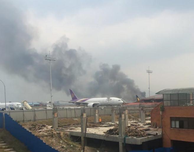 快讯！尼泊尔一客机降落时坠毁 现场一片浓烟（图）