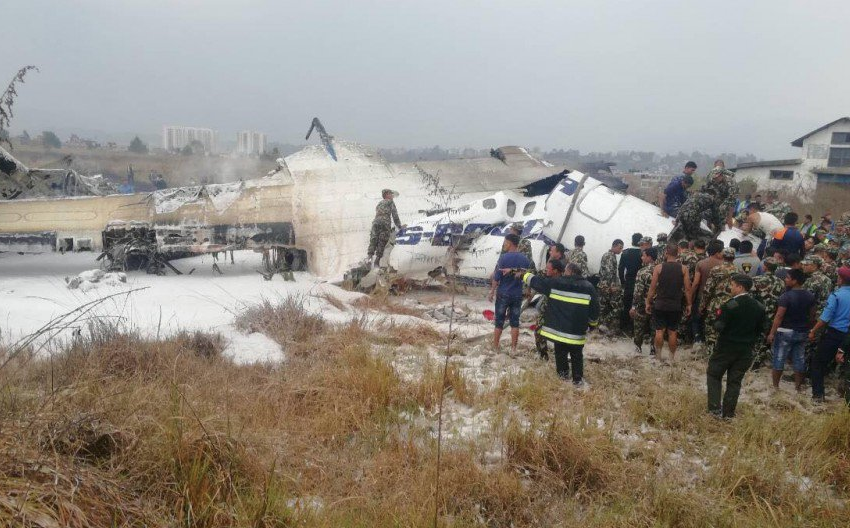 孟加拉载67人客机尼泊尔坠毁 飞机残骸现场图曝光