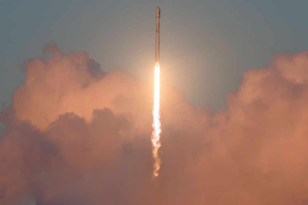 SpaceX成功发射一箭十星 但回收整流罩再次失败
