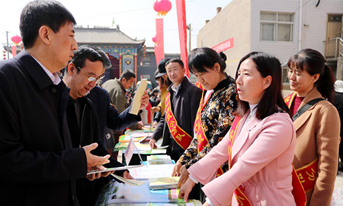 教学,推广等11个单位17名科技人员在榆阳区鱼河峁镇政府广场重点宣传