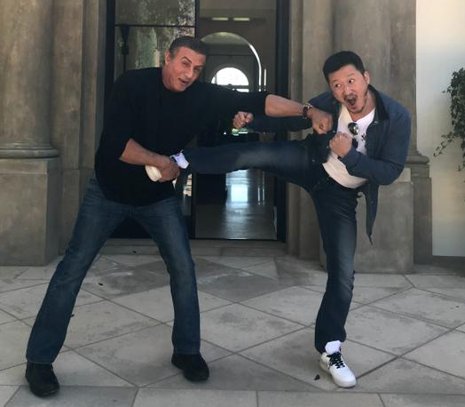 吴京史泰龙比划拳脚搂肩合影 发文称:这哥是个传奇