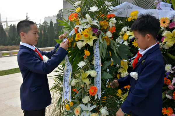 郑州市东风路小学开展清明节祭扫烈士墓活动