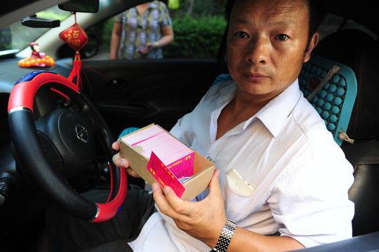 網約車司機逢人便發尋女卡片 24年後找到女兒(圖)