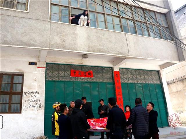 13岁女孩与家人吵架欲跳楼轻生 跌至救生垫捡