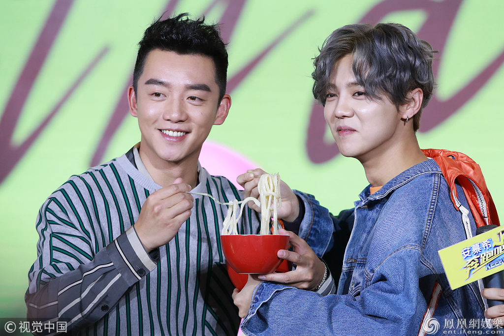 baby穿金属色超短裙大秀舞技 郑恺鹿晗吃交杯