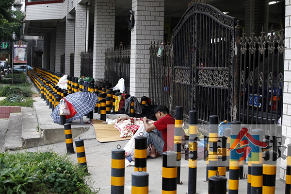 防流浪人员聚集 广西柳州临街长廊竖满“梅花桩”
