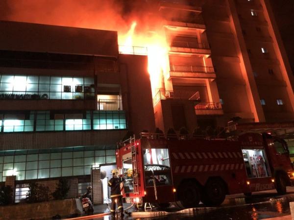 台工厂大火已致3死：2名消防员殉职，4消防员无生命迹象