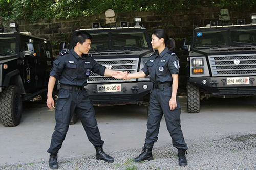 重庆警方筑“平安课堂” 特警进学校教“女子防身术”