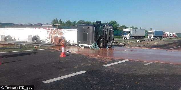巧克力灾难！波兰高速翻车 巧克力岩浆铺满高速路