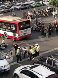 越野车闹市中逆向冲撞人群