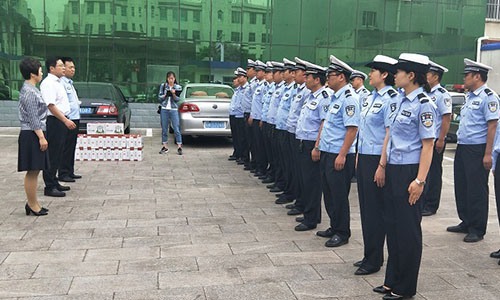 榆林频道  府谷县委副书记,县长杨成林与交警握手表示慰问