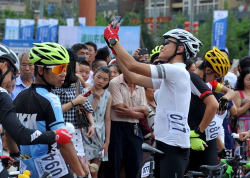 凉山宁南迎来首场国际自行车赛 200余名骑手穿