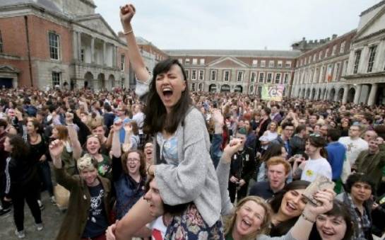 爱尔兰全民公投推翻长达35年的堕胎禁令