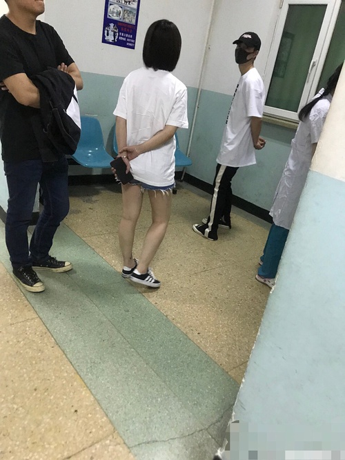 张艺兴医院看病被偶遇 粉丝心疼：注意身体！
