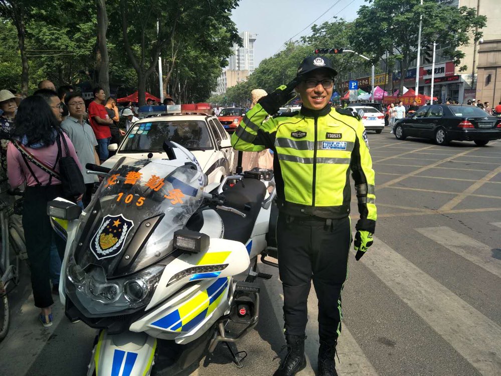 临沂骑警化身“闪电侠”7分钟帮考生取回证件