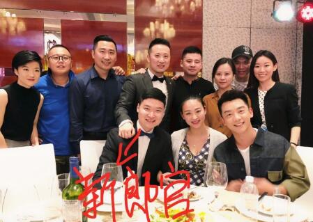 21年兄弟情令人感动 6月2日,郑恺晒出参加参加初中同学婚礼的照片,并