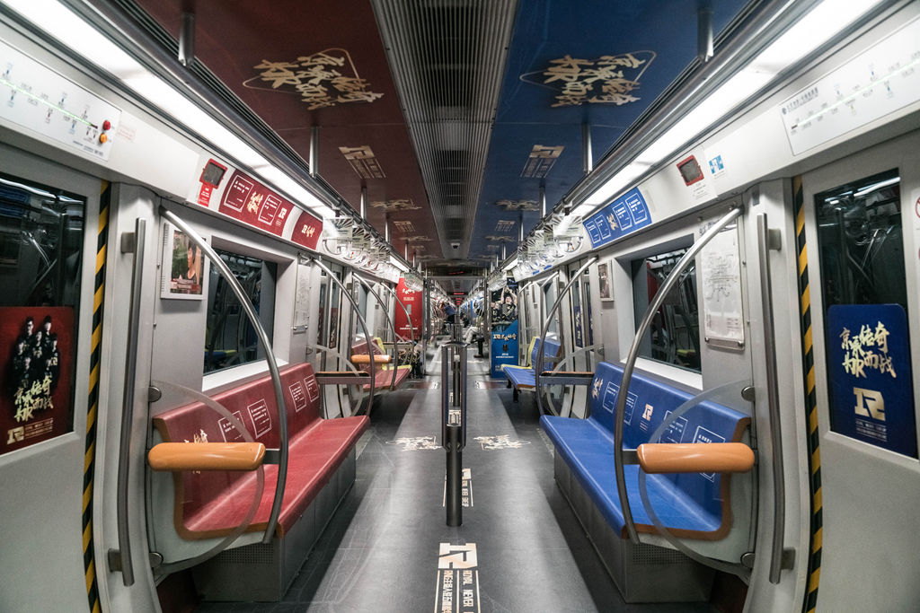 有牌面!MSI冠军RNG承包了帝都地铁1号线的广