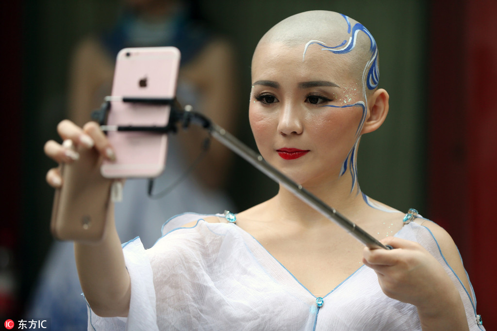 光头美女亮相文化遗产服饰秀