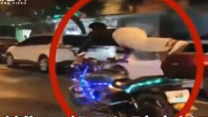 “戏精”司机无证骑摩托玩杂耍 被抓时叫嚣:就骑个车犯啥法