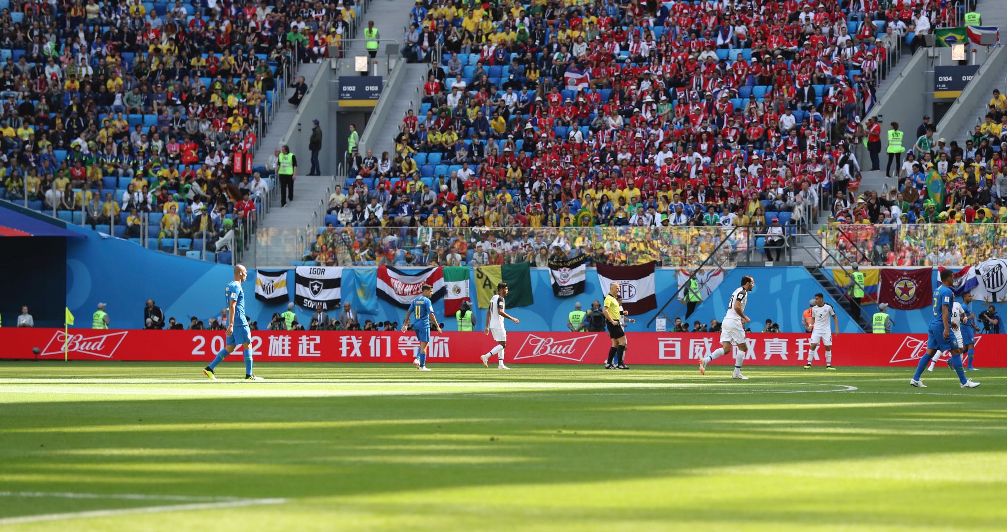 世界杯赛场中国队加油广告醒目:2022雄起,我们