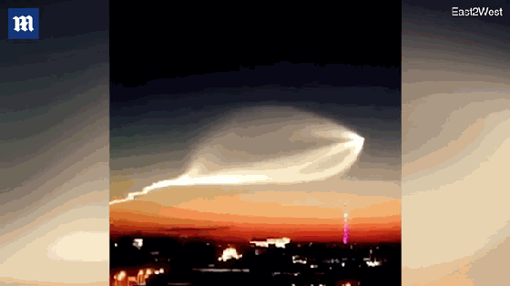 当地时间6月17日 世界杯比赛地上空现巨大白色