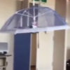 日本发明出悬浮雨伞，不用手拿自动人脸识别跟踪