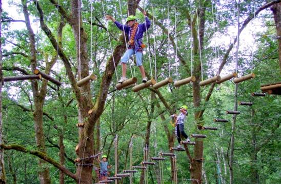 课程:项目精选,成长户外 翠云山森林风景区夏令营面向5-16岁青少年,有青苗成长训练营和森林之王精品训练营两种课程。 青苗成长训练营,周期为6天5晚,为保证营员们能安全可靠的参与夏令营活动,在夏令营第一天,营员们即要接受安全和急救方面的培训。在接下来的活动中,营员们可以参观明长城遗址,采集、认识、制作植物标本,在夜间,可以坐在丛林边,仰望翠云山森林风景区纯净璀璨的星空。另外,营员们可以在山顶,在丛林花海的环绕下,体验模拟狩猎活动,当一次神箭手;可以伴着清风,在山间小路自由自在的骑行;在蓝天白云下,和小伙