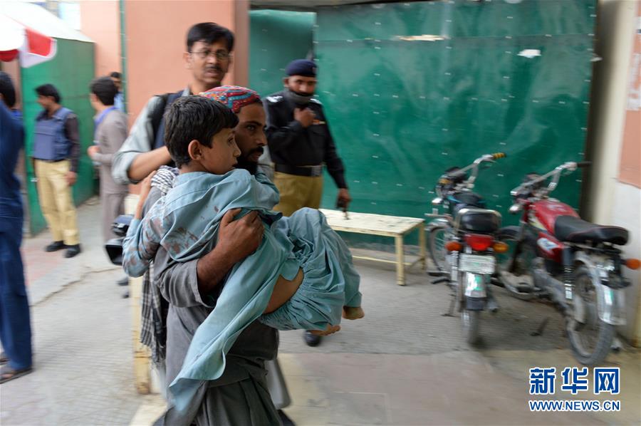 巴基斯坦一集会现场遭自杀式袭击 致128人死亡