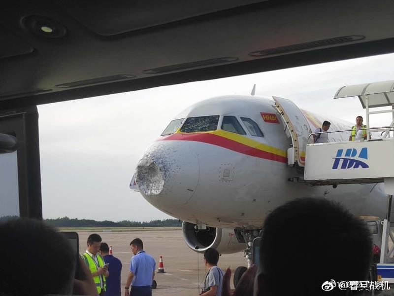 天津航空一航班郑州上空遭雹击 风挡玻璃被击裂
