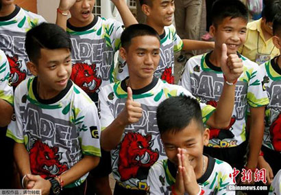泰国足球少年兑现诺言集体出家（图）_泰国-获救-少年-洞穴-出家