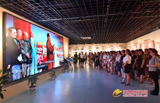 进贤县百余名领导干部配偶参观廉政教育中心(