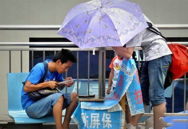 都只是一个幌子,街边摊卖的膜成本价只要两三元,但贴到手机