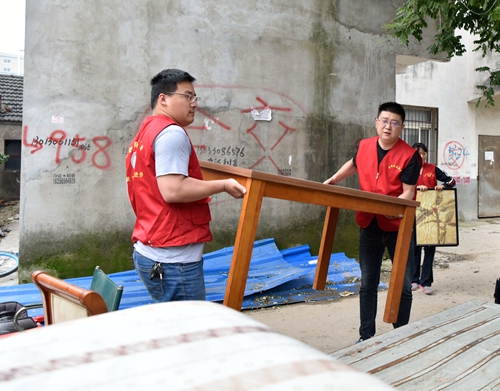 合肥庐阳：志愿者义务搬家 情暖鲐背老人