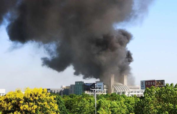 南京禄口机场东航基地突发火灾 现场浓烟滚滚