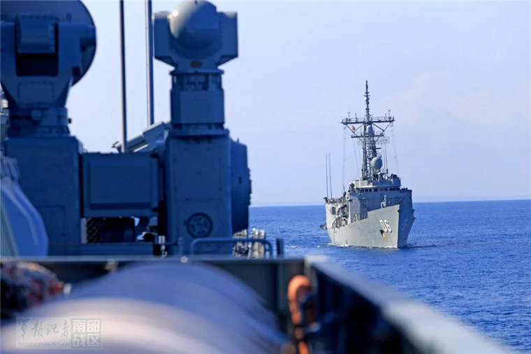 中国首次参与澳大利亚主办联合军演，两名澳士兵登黄山舰
