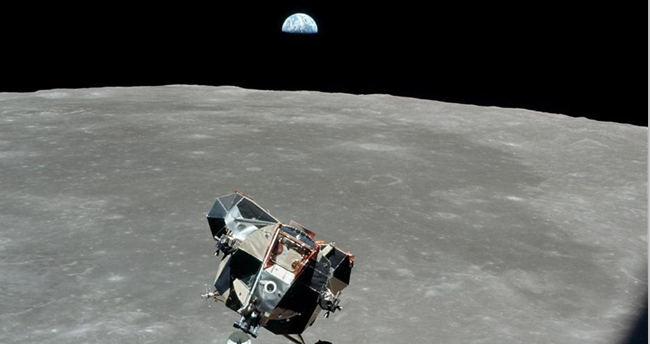 

月球再现神秘“人形生物”，与人相似度颇高，美国藏30年避而不答


