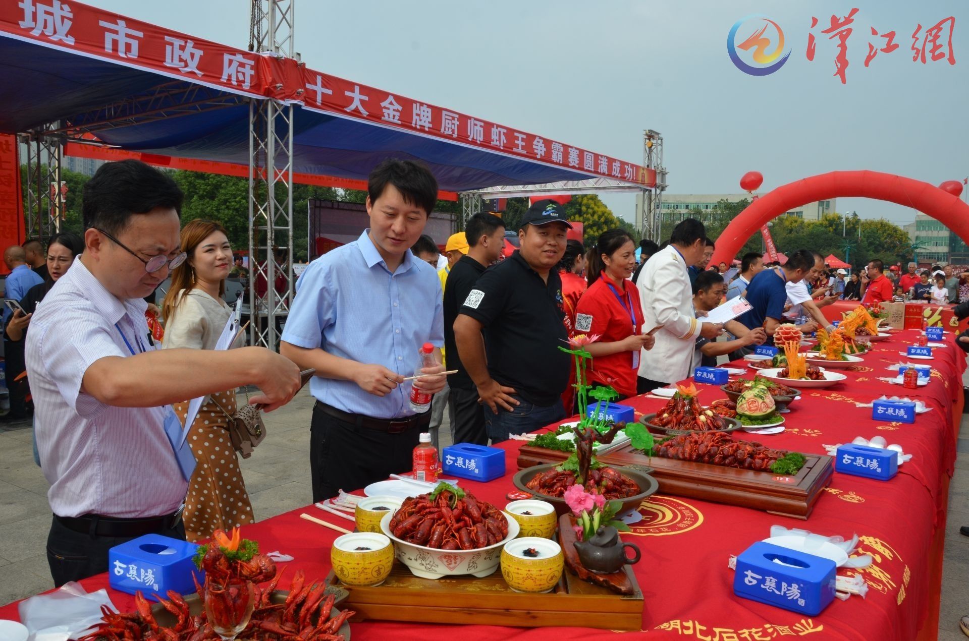 小龙虾巅峰对决!宜城虾王争霸赛引来满堂客