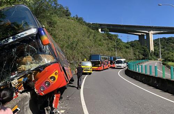 台湾一游览车失控撞向山壁，29人受伤送医